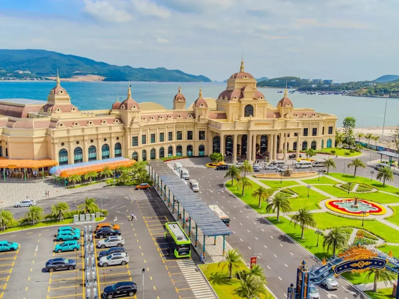 Làm thủ tục check in qua đảo Hòn Tre tại khu Reception Hall Vinpearl Làm thủ tục check in qua đảo Hòn Tre tại khu Reception Hall Vinpearl