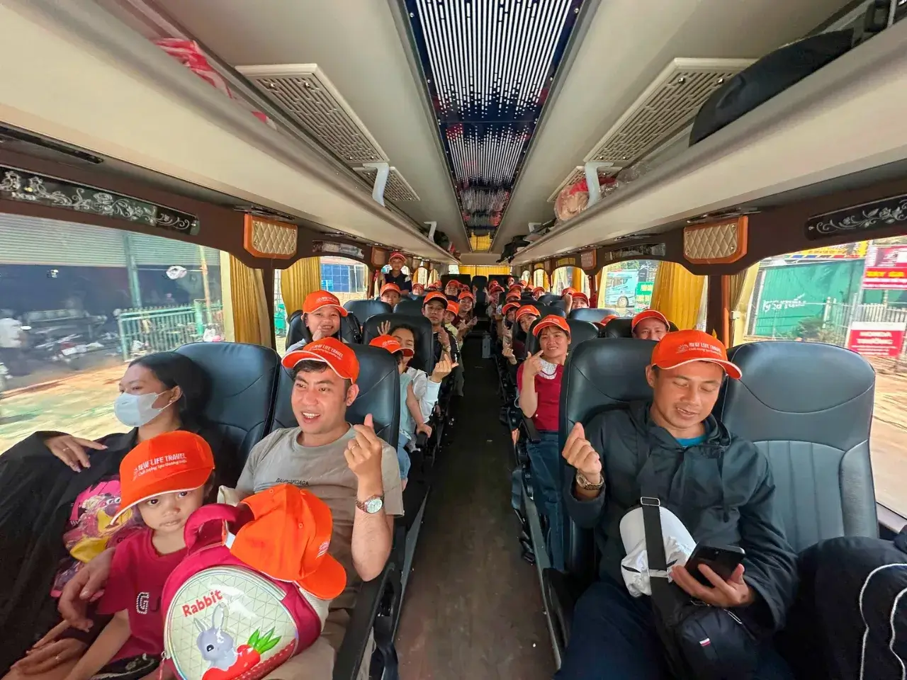 Du khách nghỉ ngơi trên xe khi đi tour teambuilding Vinpearl Nha Trang 2 ngày 1 đêm Du khách nghỉ ngơi trên xe khi đi tour teambuilding Vinpearl Nha Trang 2 ngày 1 đêm