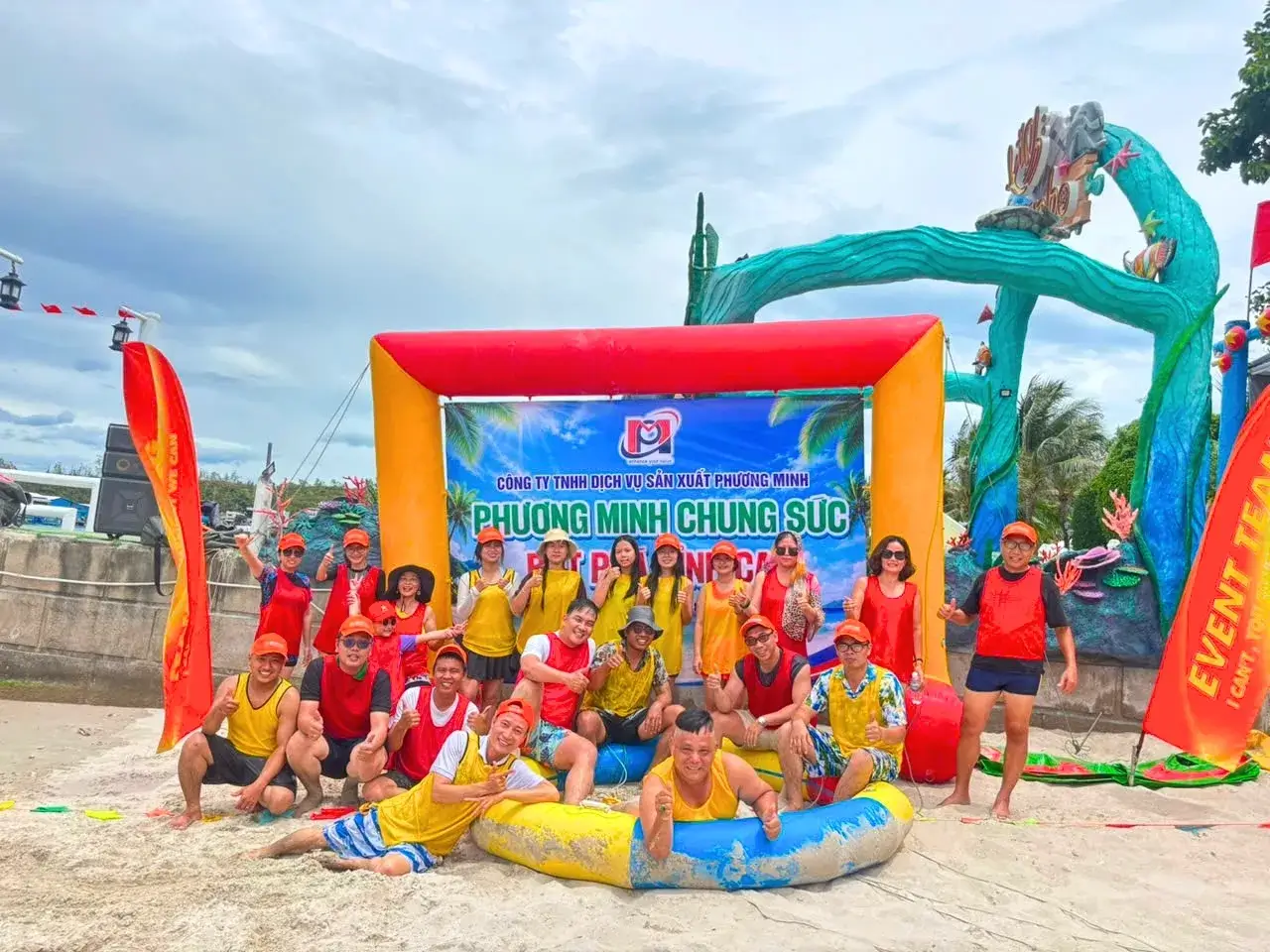 Hoạt động teambuilding trên bãi biển Vịnh San Hô Nha Trang